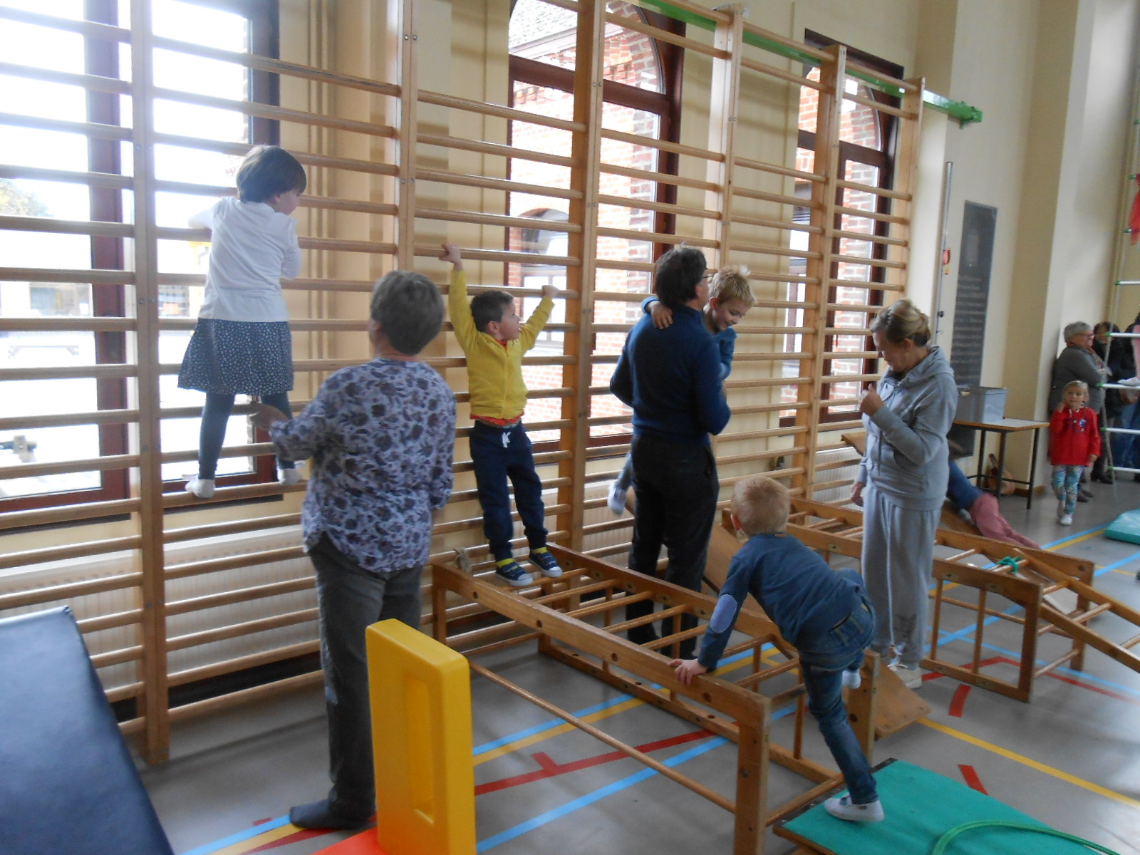 grootouders op bezoek in de klas van juf Nancy